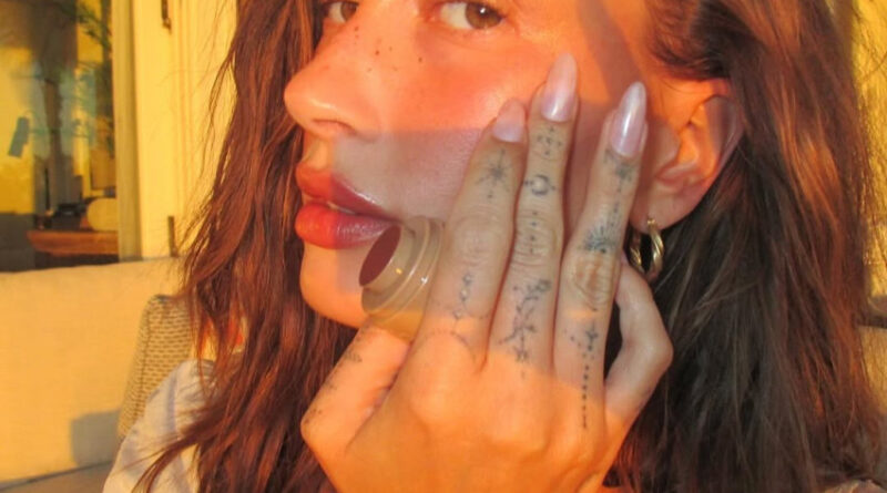 5 fakta hailey bieber yang mengaku punya dua kista ovarium