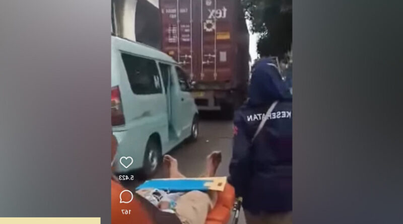 ambulans terjebak macet parah di tanjung priok pasien diturunkan menuju rs koja