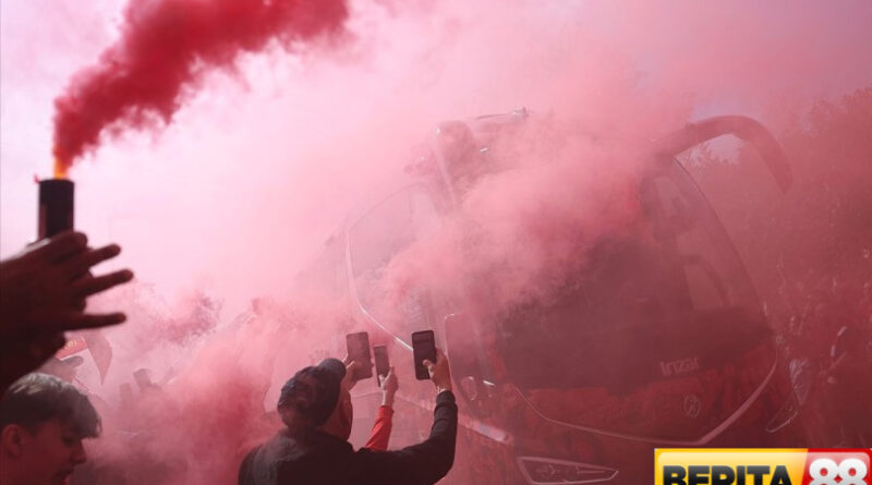 anfield memerah liverpool rayakan gelar liga inggris ke 20