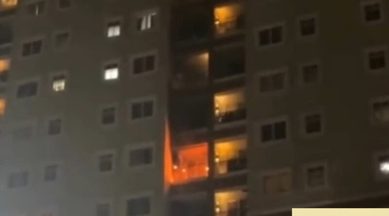 apartemen di kemayoran kebakaran api terlihat di balkon