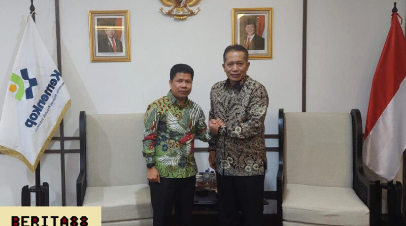 bertemu wamenkop ferry bupati sambas siap bentuk koperasi desa merah putih
