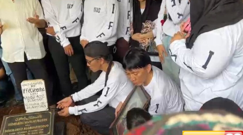 bimbim slank tegar makamkan bunda iffet di tempat peristirahatan terakhir