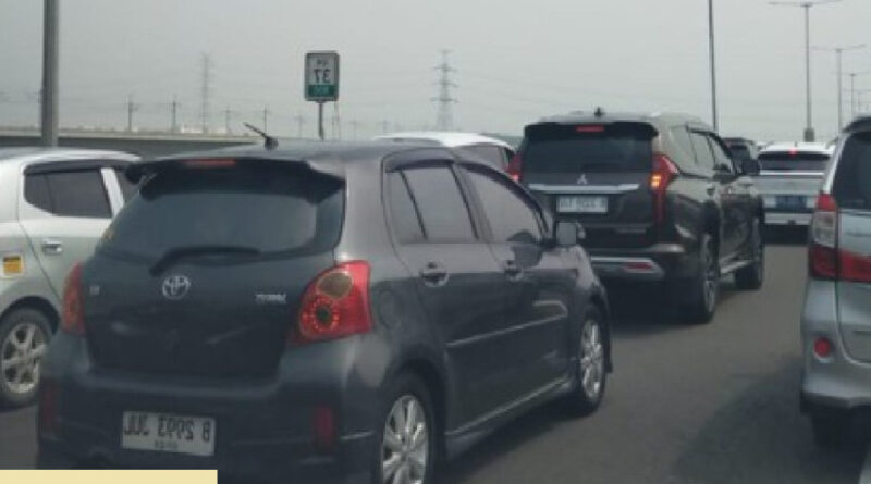 contraflow diberlakukan di km 47 tol japek kendaraan padat merayap
