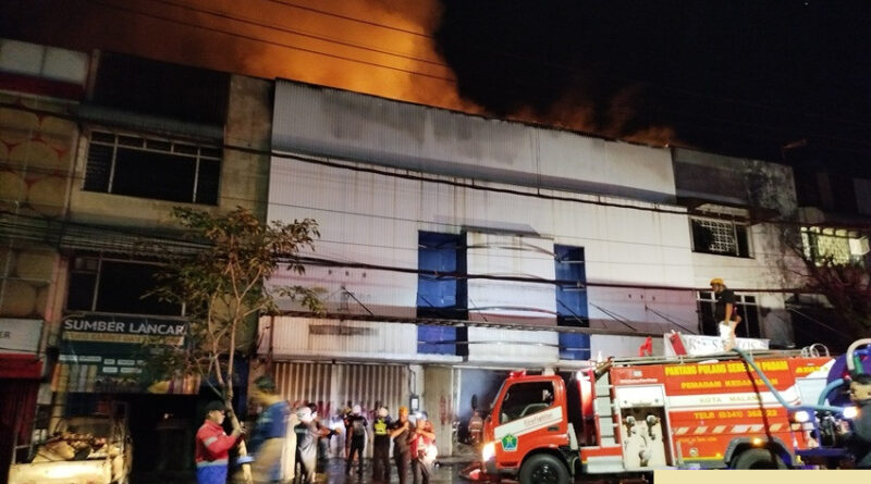 gudang barang pecah belah di malang kebakaran warga panik
