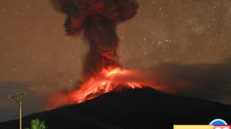 gunung lewotobi laki laki meletus disertai dentuman keras tinggi kolom abu vulkanik 4000 meter