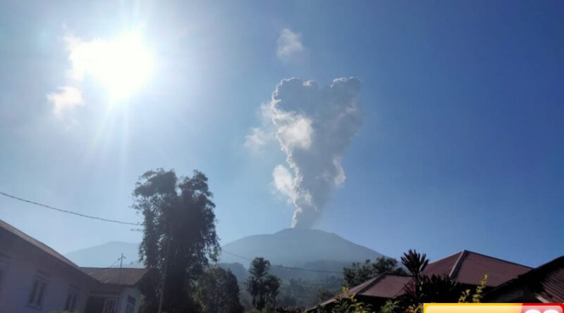gunung marapi meletus muntahkan abu vulkanik setinggi 1 kilometer