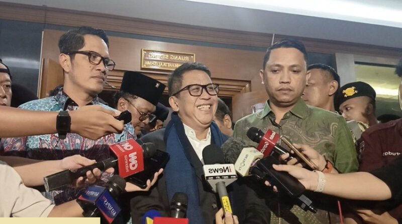 hasto tertawa usai jalani sidang perdana masih belajar sebagai terdakwa