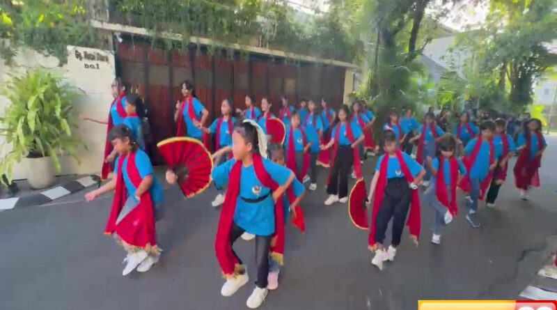 jelang hari tari sedunia rombongan sanggar tari dari banyuwangi sambangi rumah jokowi