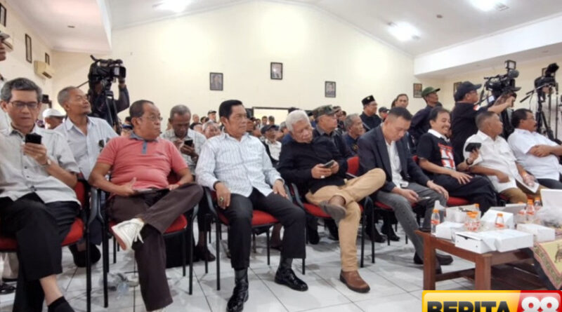 jokowi ke polda metro jaya roy suryo cs ngumpul di gedung joang 45