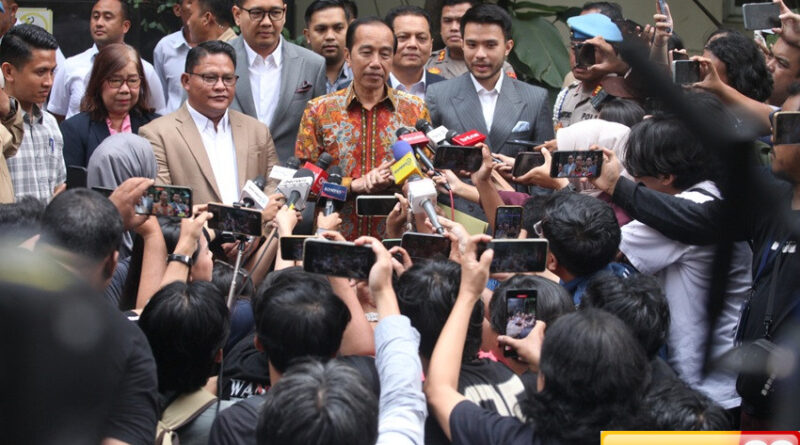 jokowi tunjukkan ijazah sd hingga ugm ke penyelidik polda metro jaya
