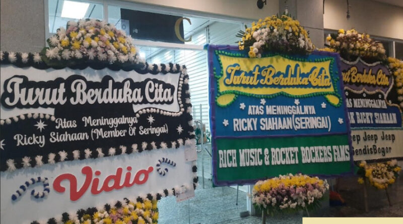 karangan bunga penuhi rumah duka iringi kepergian ricky siahaan