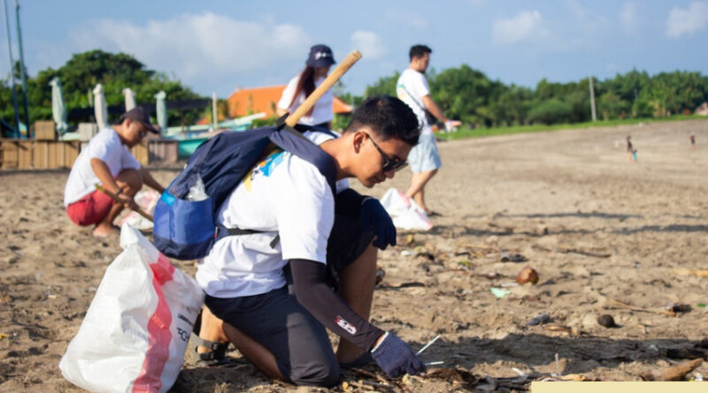 komitmen keberlanjutan fl technics indonesia gelar bersih bersih pantai