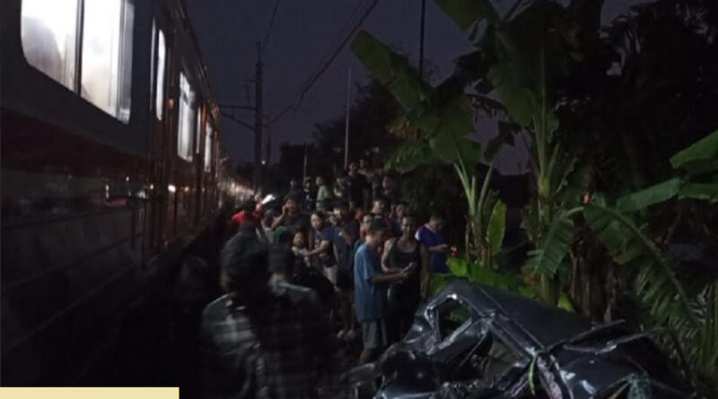 krl commuter line tertemper mobil di cilebut rekayasa pola operasi diberlakukan