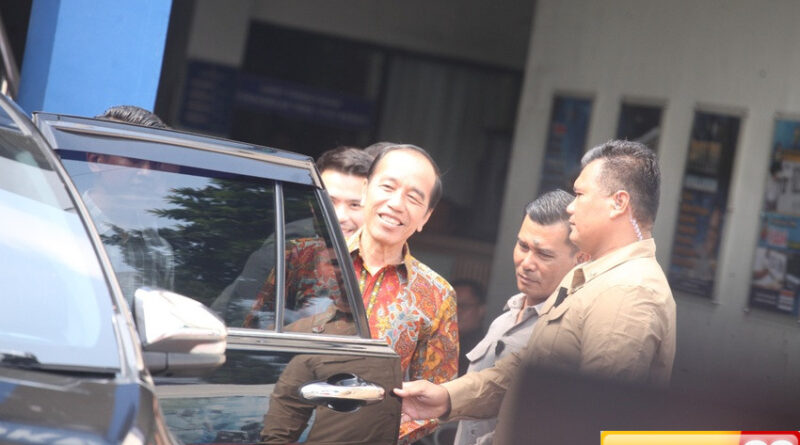 laporkan tudingan ijazah palsu jokowi tak memberikan keterangan pers hanya tersenyum