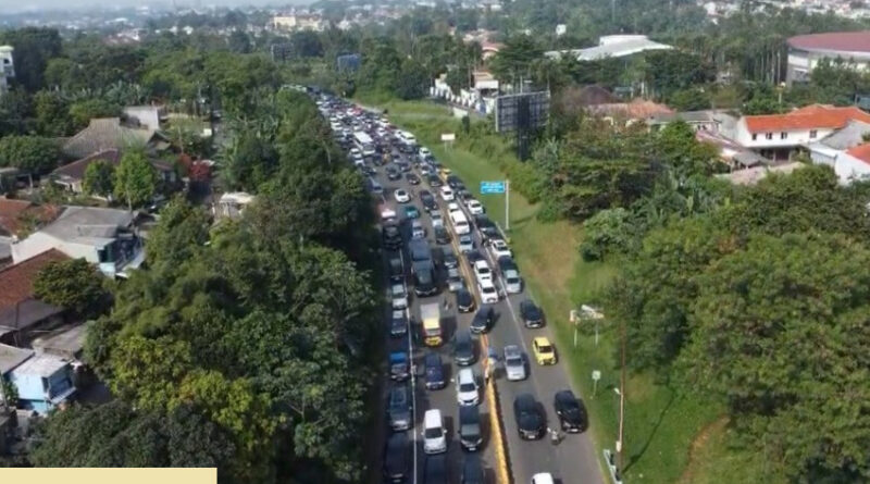 libur jumat agung antrean panjang kendaraan mengular ke jalur puncak