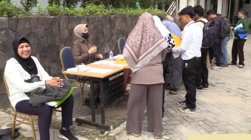 lulusan smea hingga sarjana mengadu peruntungan di pelataran balai kota