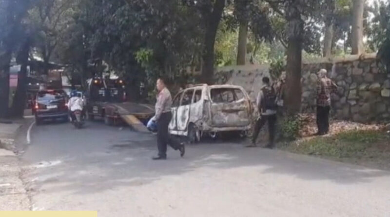 mobil polisi di depok dibakar massa terungkap otak pelakunya ketua ormas