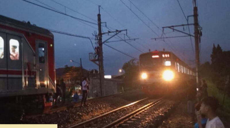ngeri detik detik krl commuter line tabrak mobil terjebak di tengah pelintasan cilebut