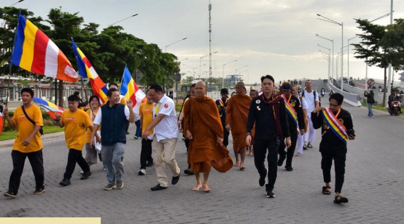 pecahkan rekor 39 biksu thudong jalani misi toleransi menuju borobudur