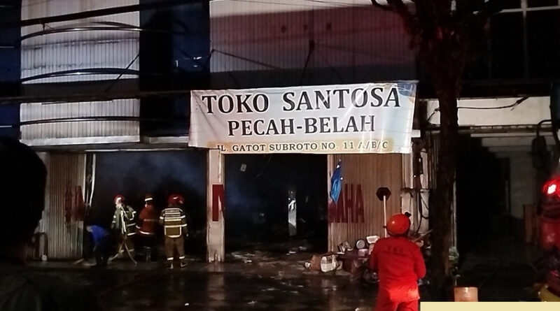 pertokoan di malang kebakaran sejumlah kendaraan hangus