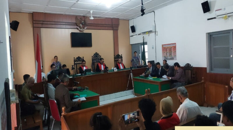 pn solo tunda sidang gugatan wanprestasi mobil esemka