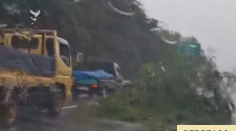 pohon tumbang rekayasa lalin diterapkan di tol jagorawi akses keluar karanggan km 24