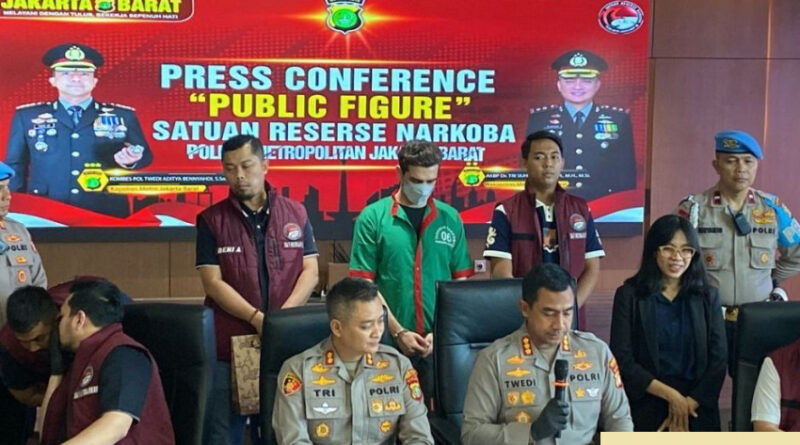 polisi tangkap fachri albar dengan barang bukti kokain sabu dan ganja