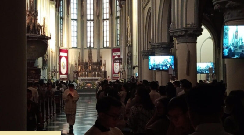 ribuan jemaat khusyuk ikuti misa malam paskah di gereja katedral jakarta