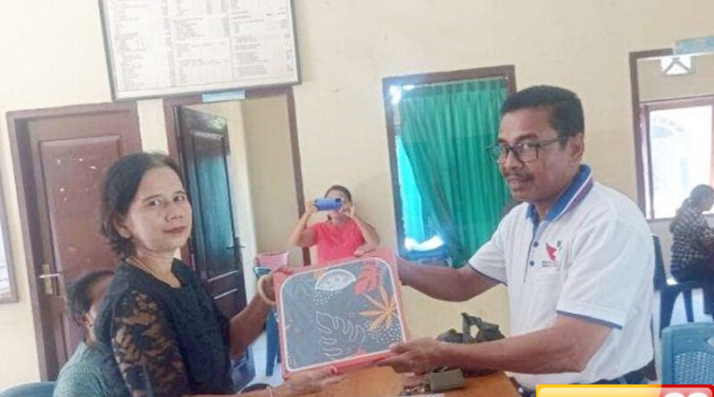 serahkan bantuan alat timbang anggota dprd dari perindo marthen adji tingkatkan layanan posyandu di sikka ntt