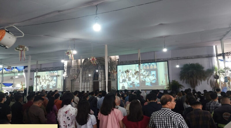 umat kristiani khidmat ikuti perayaan ekaristi hari raya paskah di gereja katedral