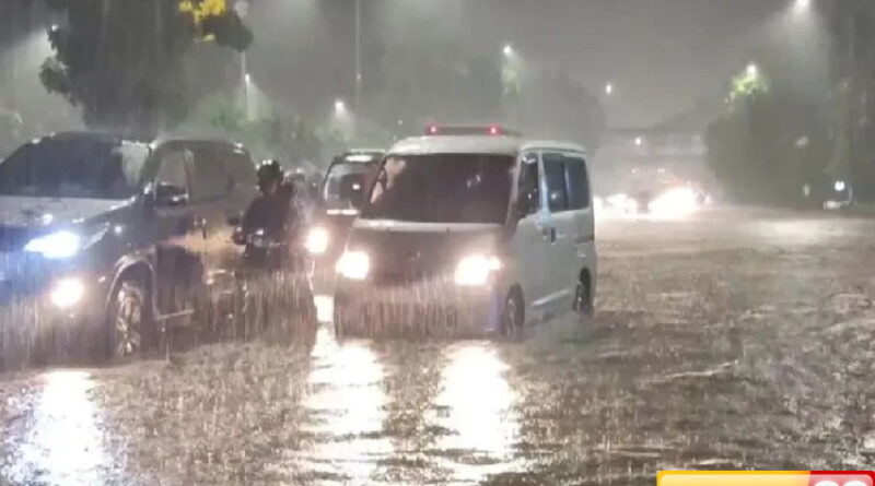 6 rt dan 1 ruas jalan di jaksel terendam banjir akibat hujan deras cilandak timur capai 95 cm