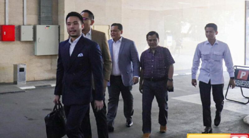 adik ipar jokowi datang ke bareskrim polri serahkan seluruh ijazah sebagai bukti