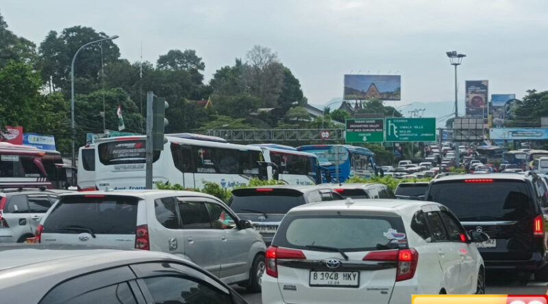 antrean sampai 3 km polisi berlakukan one way arah puncak bogor
