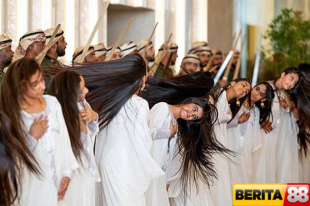 apa itu tarian kibas rambut al ayyala yang menyambut donald trump di uea
