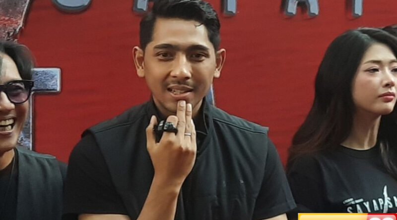 arya saloka tersenyum ditanya soal perceraian dengan putri anne