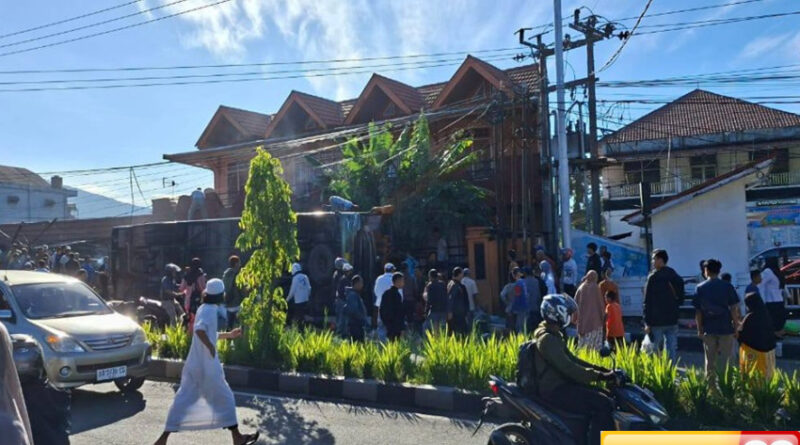 bus als terguling jalur terminal bukit surungan ditutup sementara