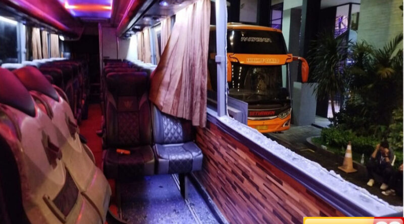 bus persik kediri dihujani batu oknum suporter aremania pasca laga di kanjuruhan pelatih terluka