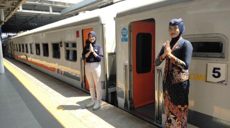 daftar lengkap kereta api jarak jauh berhenti di stasiun jatinegara imbas demo taksi dan ojek online