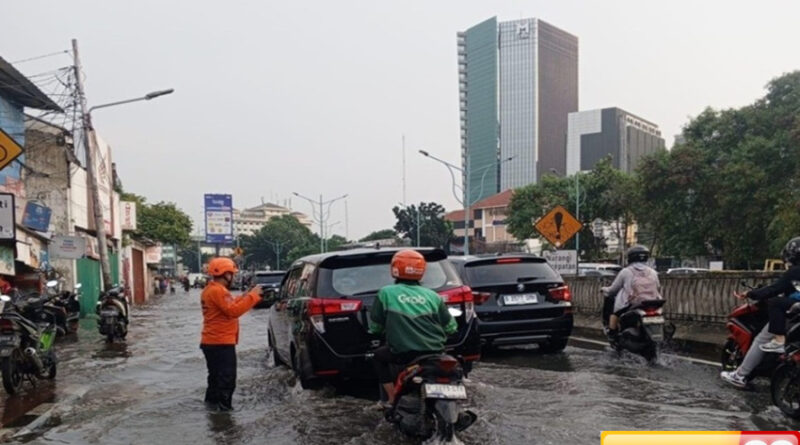 hujan deras 5 rt di jakarta tergenang 80 cm