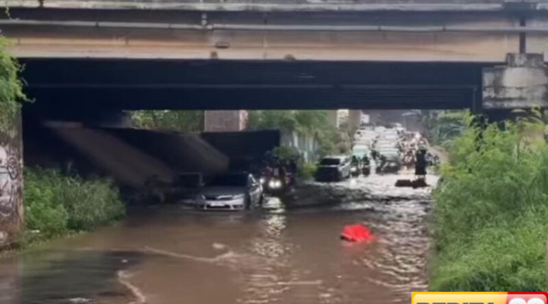 hujan deras guyur kota bekasi jalan penghubung menuju jakarta banjir