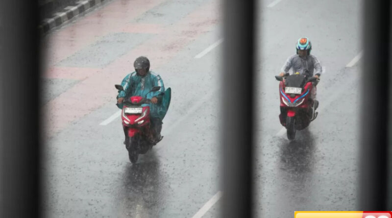 jalanan jadi jebakan maut hujan mengguyur pengendara motor wajib waspada salah langkah nyawa melayang