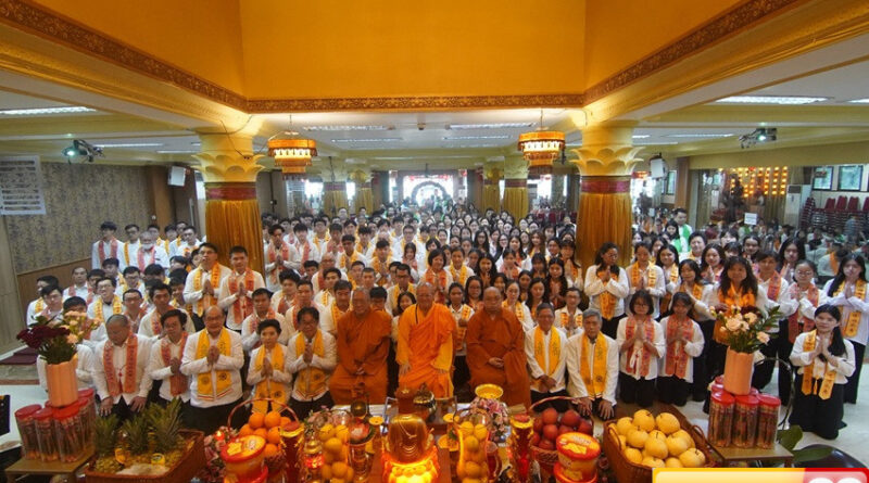 jelang waisak ratusan umat buddha ikuti upacara wisudhi trisarana
