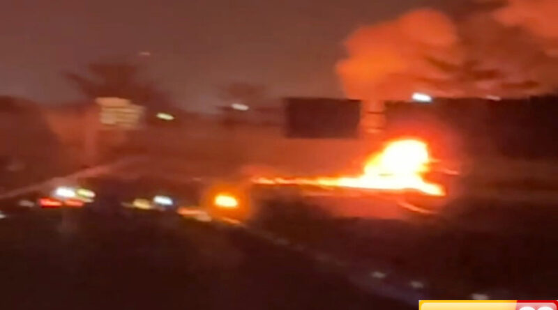 kecelakaan truk tni diduga muatan amunisi di tol gempol api berkobar tutup jalan