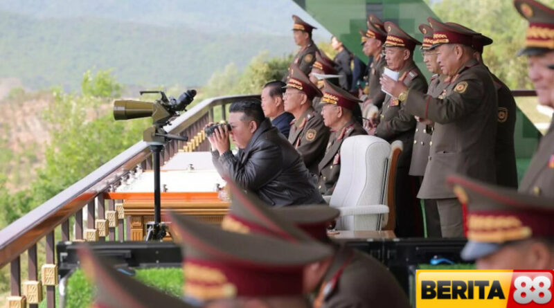 kim jong un awasi latihan tempur pasukan korut tegaskan kesiapan perang modern