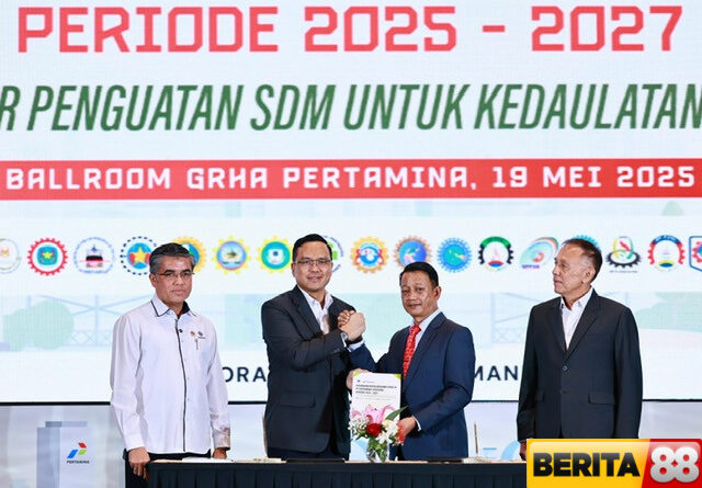 menaker hadiri penandatanganan pkb pertamina dan serikat pekerja