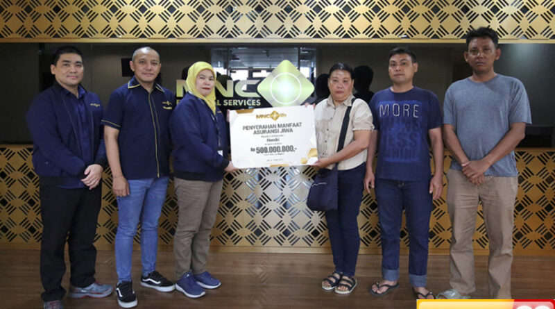 mnc life berikan klaim asuransi jiwa rp500 juta kepada keluarga tertanggung
