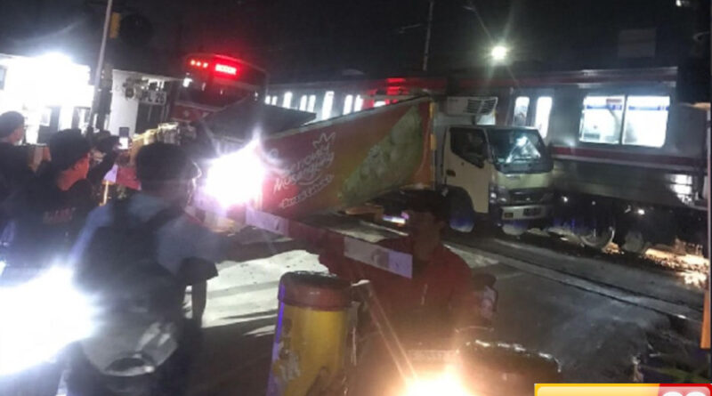 mobil box tabrak krl rute bogor jakarta kota jalur citayam bojong gede lumpuh