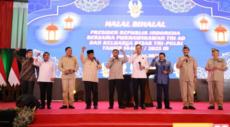 momen prabowo minta ahy pimpin hymne taruna saat halalbihalal purnawirawan tni
