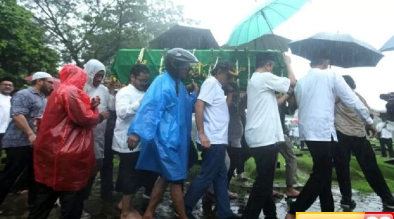 najwa shihab tidak ikut mengantar jenazah suami ke pemakaman ini hukum dan dalilnya