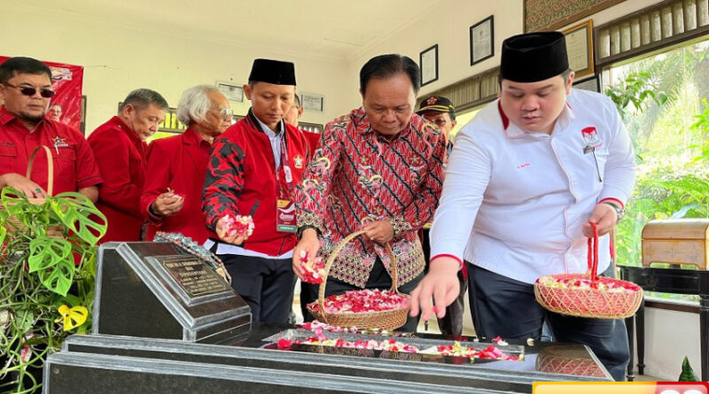 peringati hut ke 65 pengurus soksi ziarah ke makam suhardiman di bogor